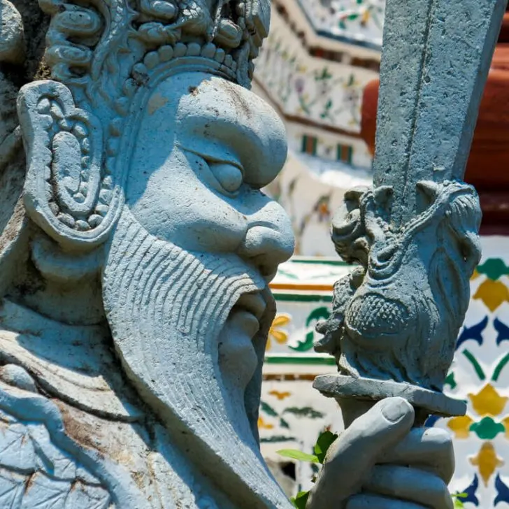 Traditional statues in Wat Arun