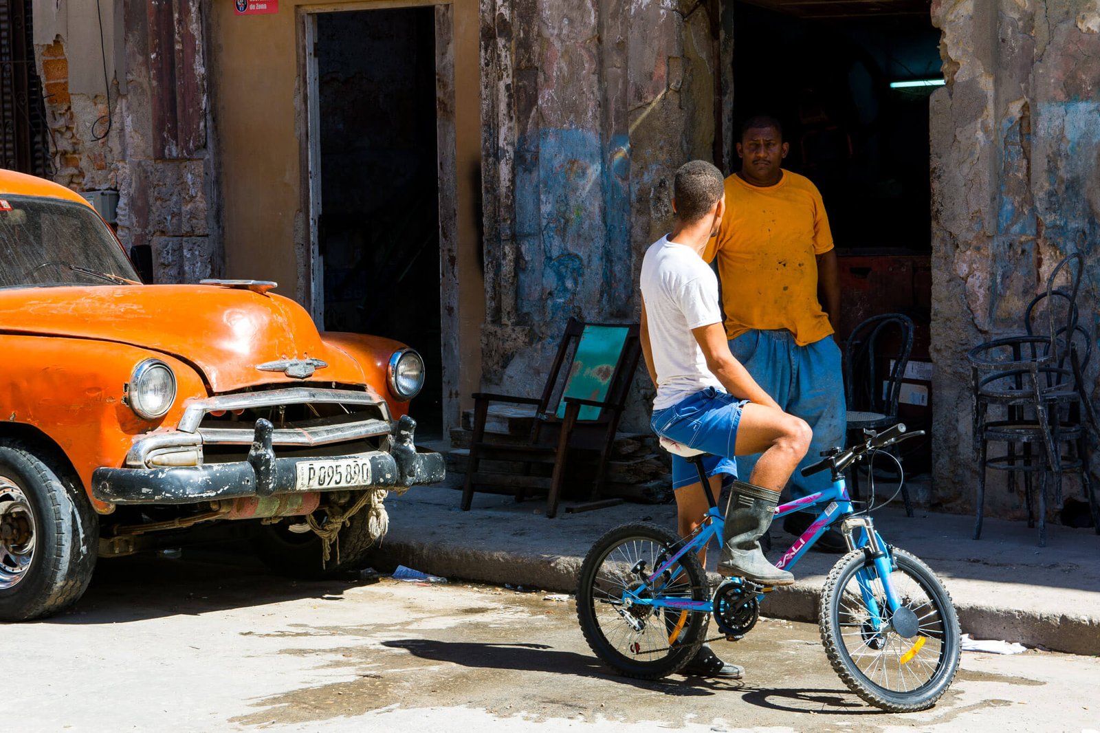 Street life in Cuba, what a unique country to people watch